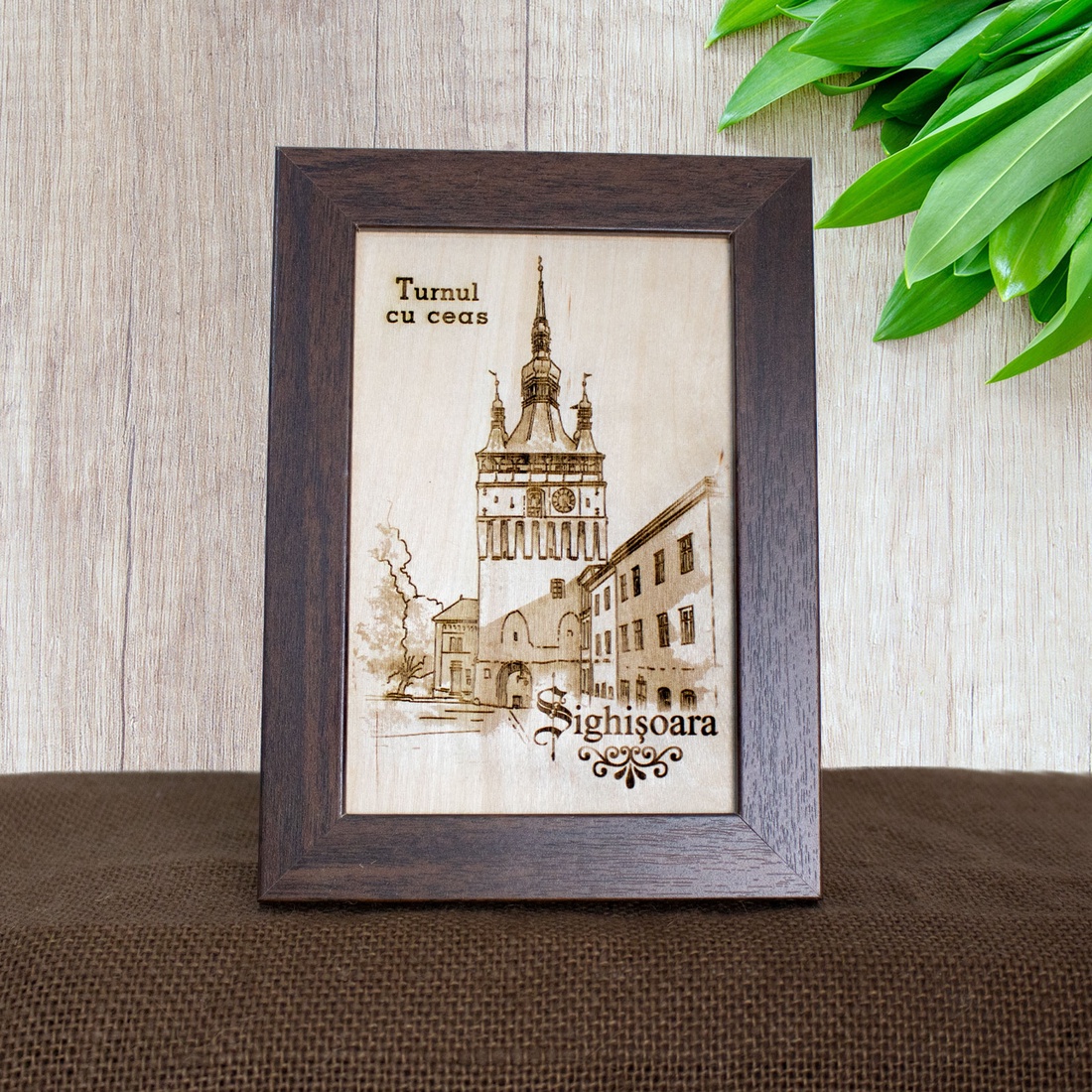 Tablou suvenir din lemn, gravat, Turnul cu Ceas, Sighisoara, dimensiune 10/15, rama inclusa - casă & stil de viață - decorațiuni de casă - picturi murale - artă de perete din lemn - Artynos.ro