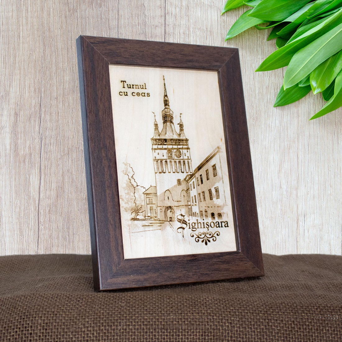 Tablou suvenir din lemn, gravat, Turnul cu Ceas, Sighisoara, dimensiune 10/15, rama inclusa - casă & stil de viață - decorațiuni de casă - picturi murale - artă de perete din lemn - Artynos.ro