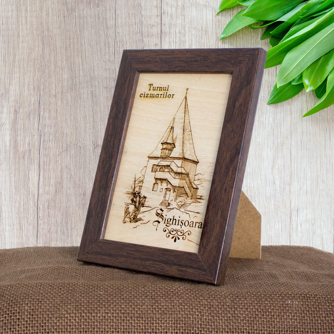 Tablou suvenir din lemn, gravat, Turnul Cizmarilor, Sighisoara, dimensiune 10/15, rama inclusa - casă & stil de viață - decorațiuni de casă - picturi murale - artă de perete din lemn - Artynos.ro
