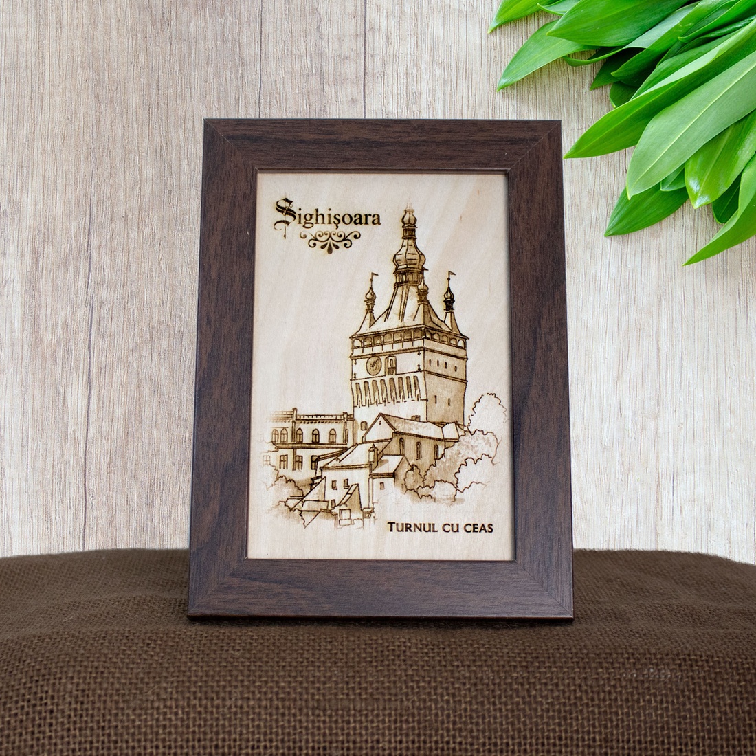 Tablou suvenir din lemn, gravat, Turnul cu Ceas, Sighisoara, dimensiune 10/15, rama inclusa - casă & stil de viață - decorațiuni de casă - picturi murale - artă de perete din lemn - Artynos.ro