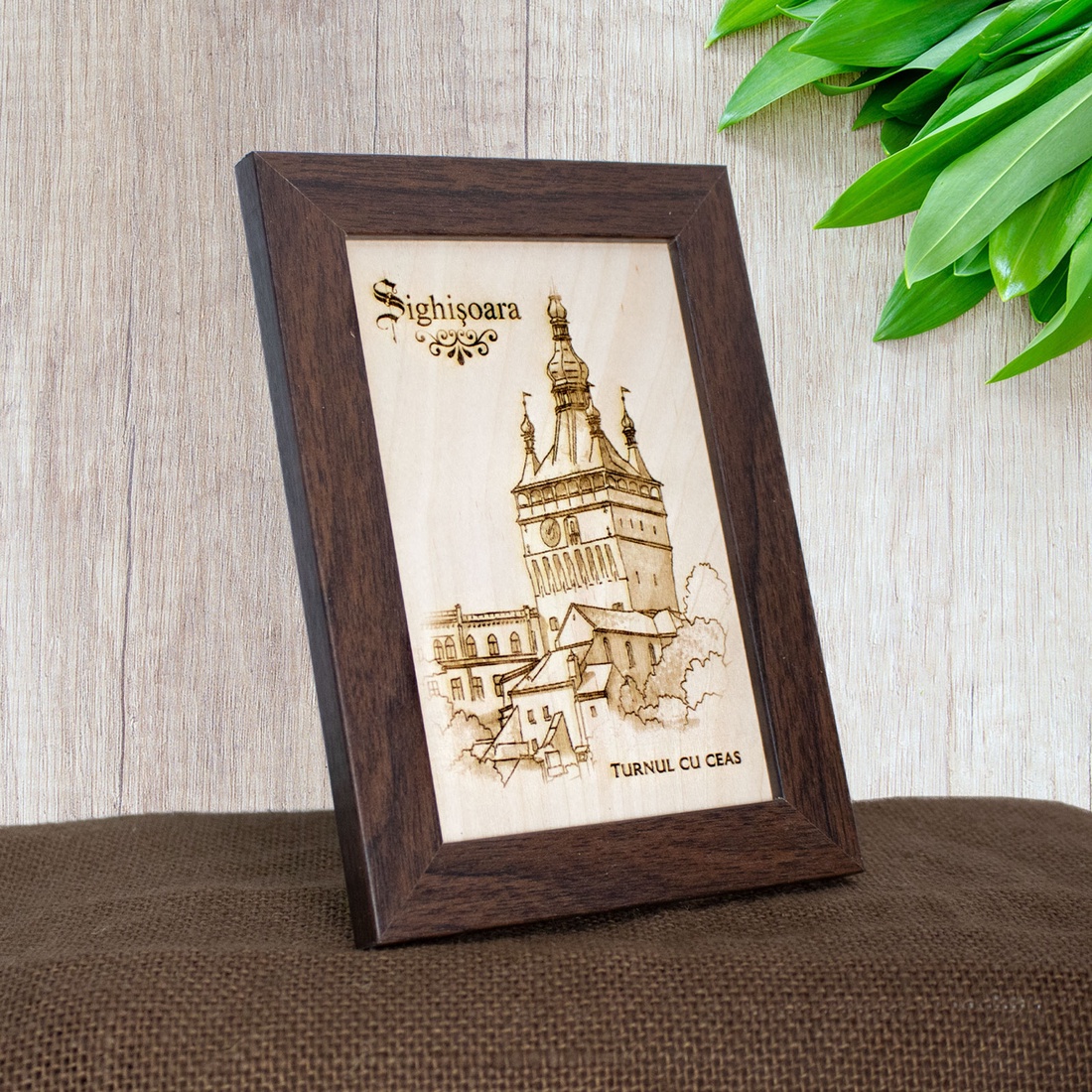 Tablou suvenir din lemn, gravat, Turnul cu Ceas, Sighisoara, dimensiune 10/15, rama inclusa - casă & stil de viață - decorațiuni de casă - picturi murale - artă de perete din lemn - Artynos.ro