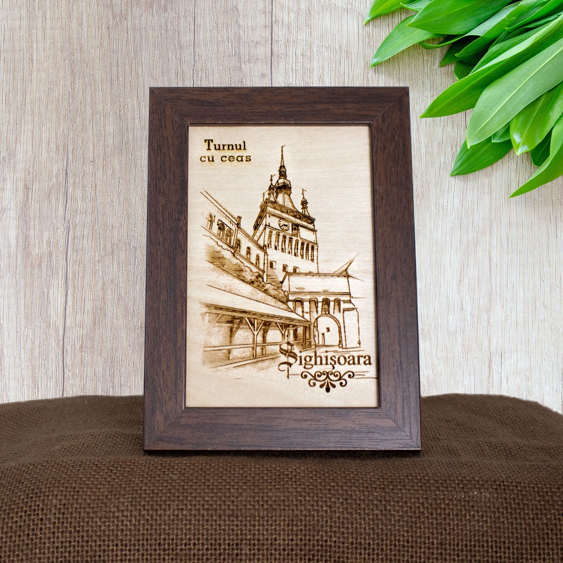 Tablou suvenir din lemn, gravat, Turnul cu Ceas, Sighisoara, dimensiune 10/15, rama inclusa - casă & stil de viață - decorațiuni de casă - picturi murale - artă de perete din lemn - Artynos.ro