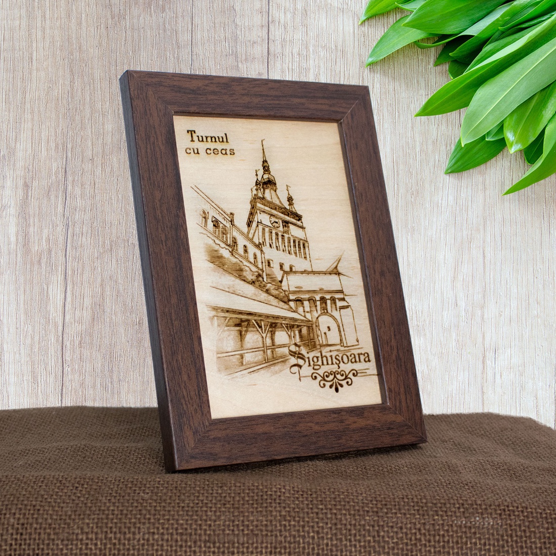 Tablou suvenir din lemn, gravat, Turnul cu Ceas, Sighisoara, dimensiune 10/15, rama inclusa - casă & stil de viață - decorațiuni de casă - picturi murale - artă de perete din lemn - Artynos.ro