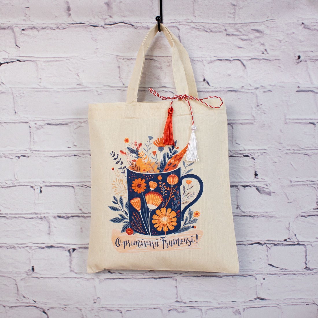 Sacoșă mărțișor textilă din bumbac, 22 � 26 cm � Cană plină cu primăvară - bijuterii - mărțișor - Artynos.ro