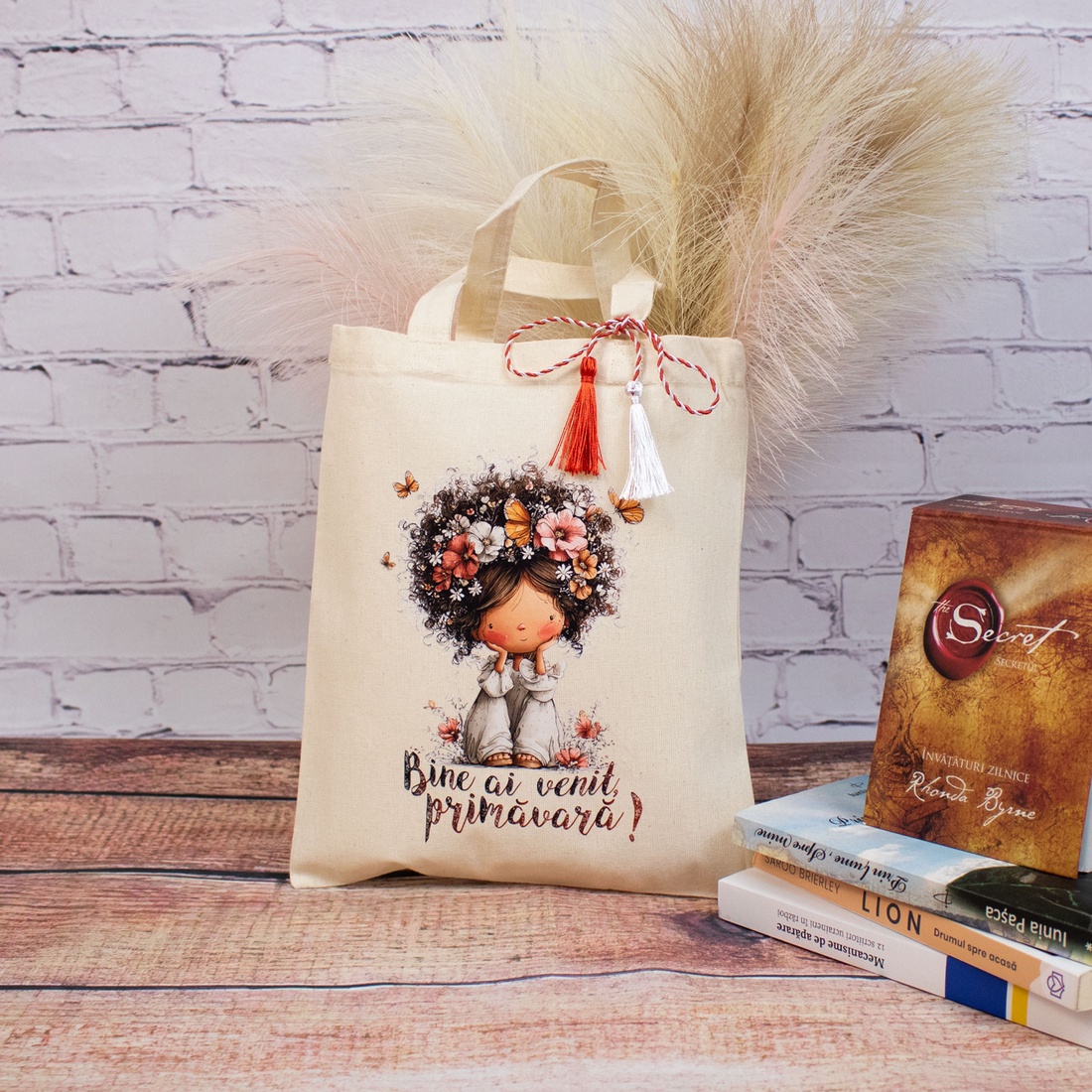 Sacoșă mărțișor textilă din bumbac, 22 � 26 cm � Fetița care a adus primăvara - bijuterii - mărțișor - Artynos.ro