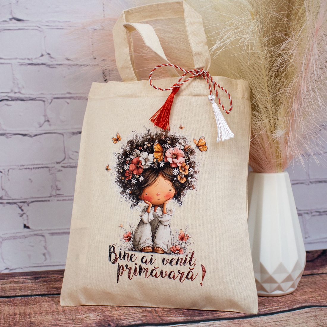 Sacoșă mărțișor textilă din bumbac, 22 � 26 cm � Fetița care a adus primăvara - bijuterii - mărțișor - Artynos.ro
