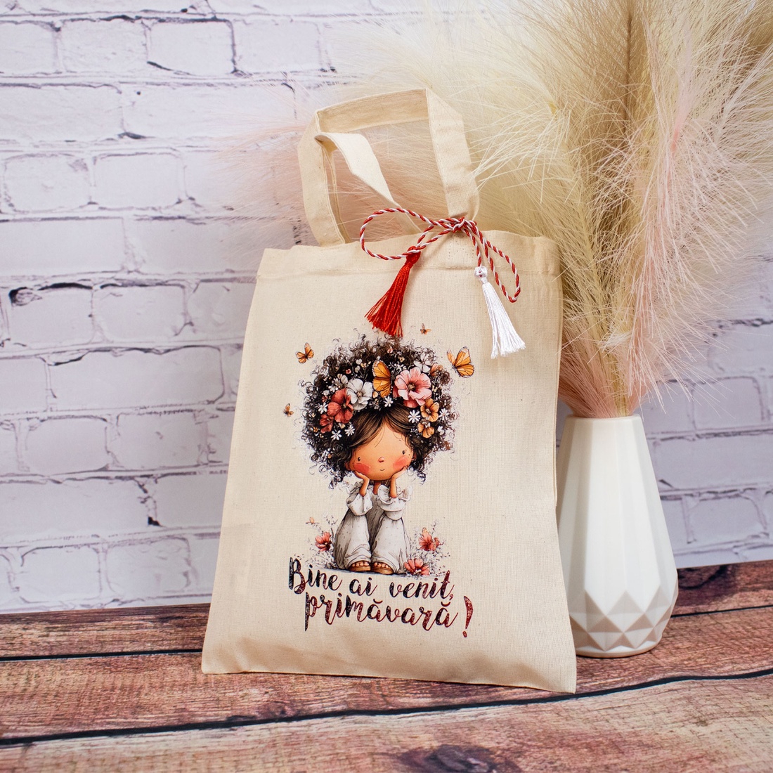 Sacoșă mărțișor textilă din bumbac, 22 � 26 cm � Fetița care a adus primăvara - bijuterii - mărțișor - Artynos.ro