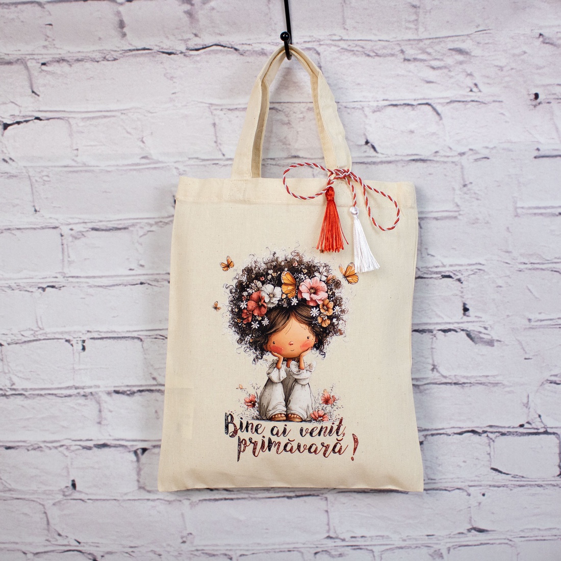 Sacoșă mărțișor textilă din bumbac, 22 � 26 cm � Fetița care a adus primăvara - bijuterii - mărțișor - Artynos.ro