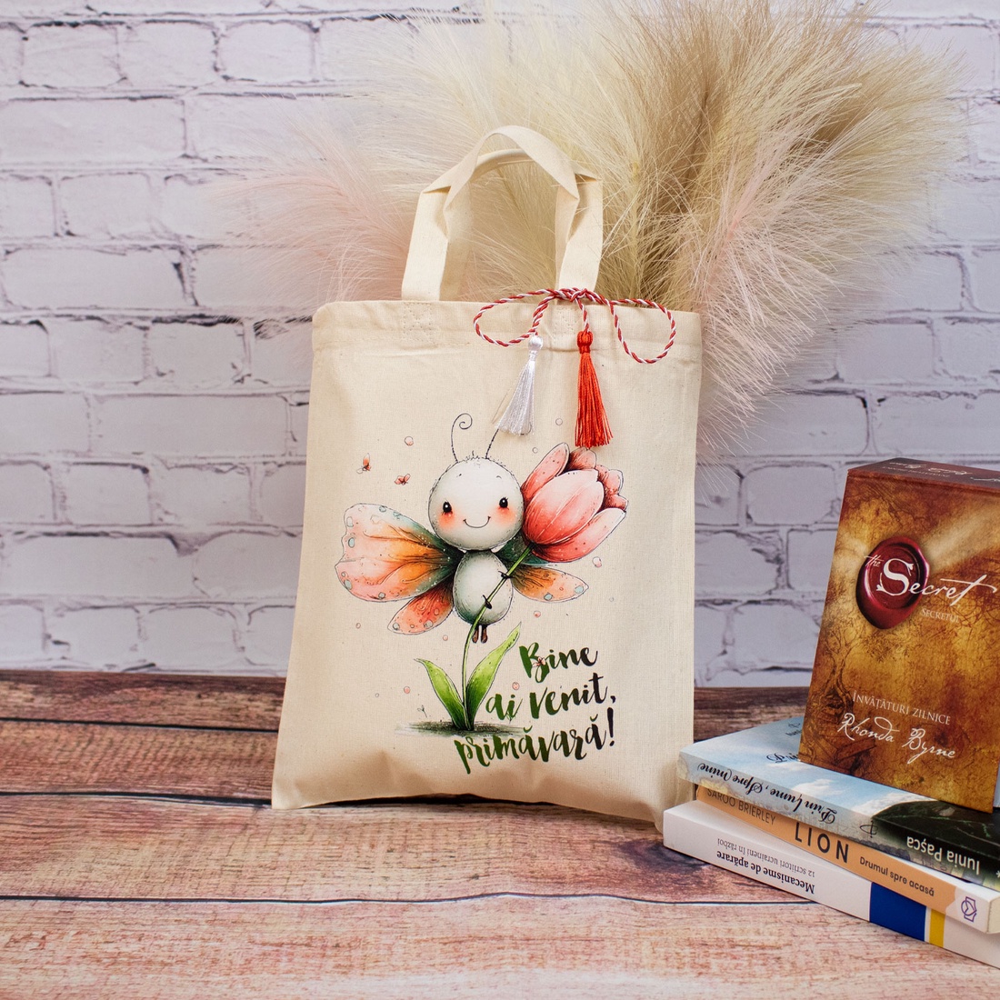 Sacoșă mărțișor textilă din bumbac, 22 � 26 cm � Fluturași colorați - bijuterii - mărțișor - Artynos.ro