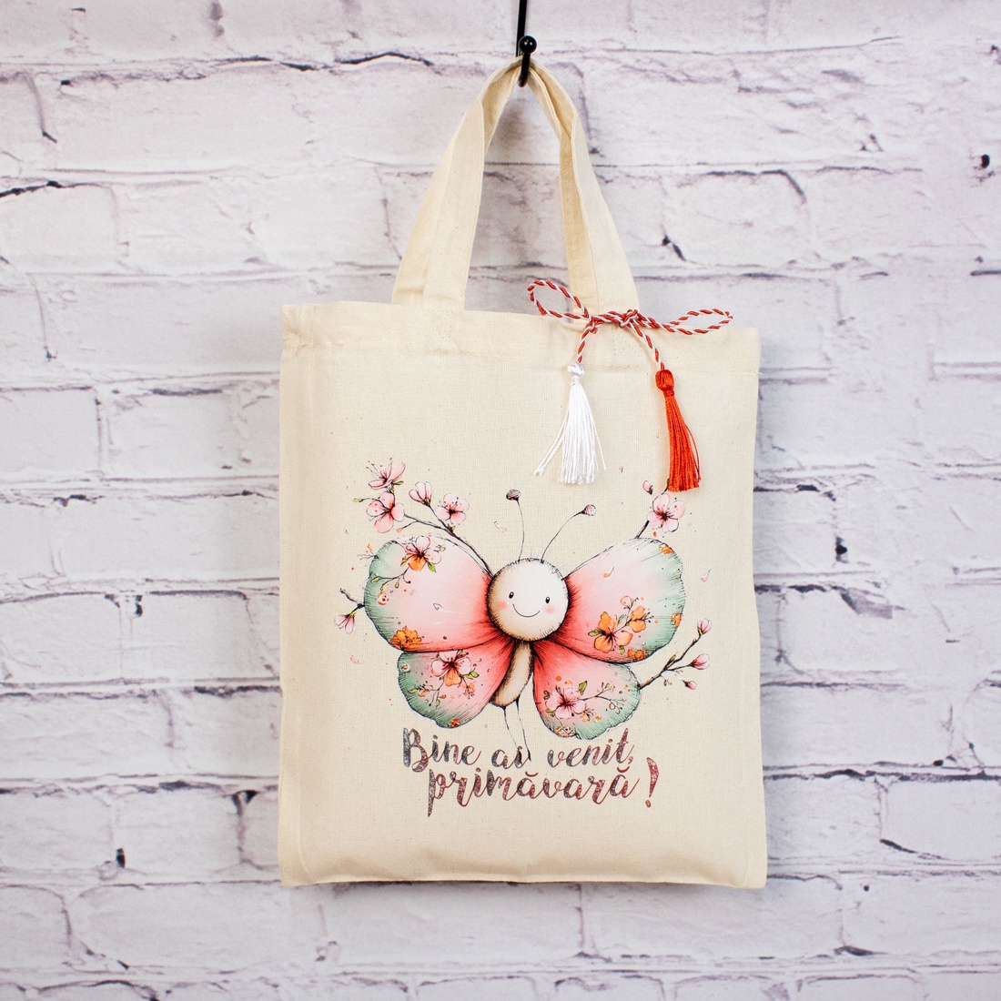 Sacoșă mărțișor textilă din bumbac, 22 � 26 cm � Fluturaș Bine ai venit primavara - bijuterii - mărțișor - Artynos.ro