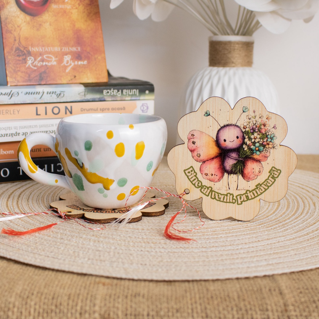Suport de pahare din lemn, mărțișor � Fluturași jucăuși - bijuterii - mărțișor - Artynos.ro