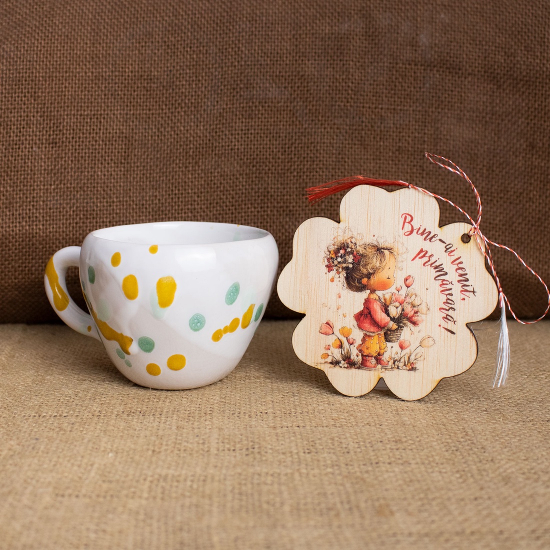 Suport de pahare din lemn, mărțișor � Fetiță cu flori în păr - bijuterii - mărțișor - Artynos.ro