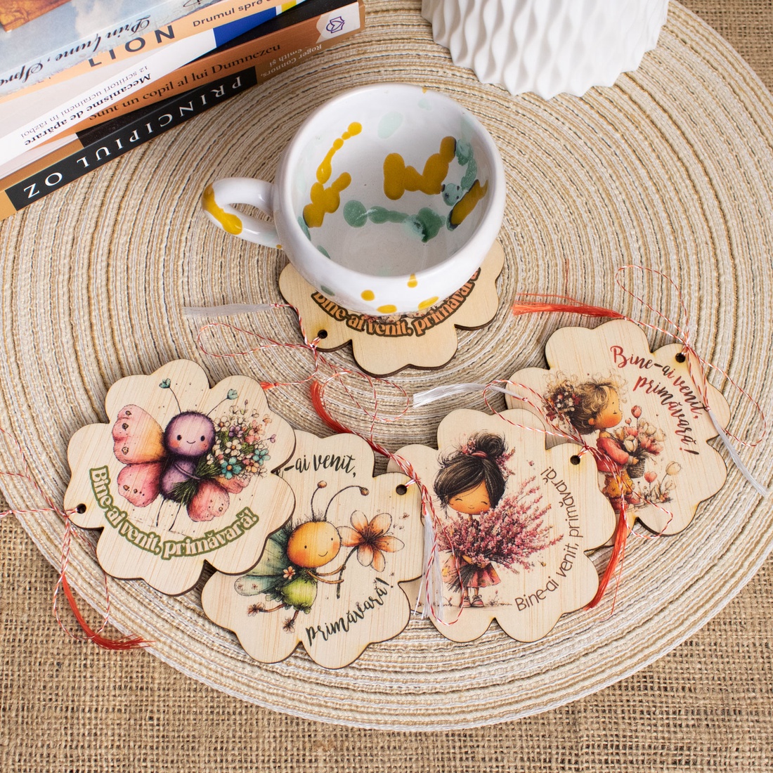 Suport de pahare din lemn, mărțișor � Fetiță cu flori - bijuterii - mărțișor - Artynos.ro