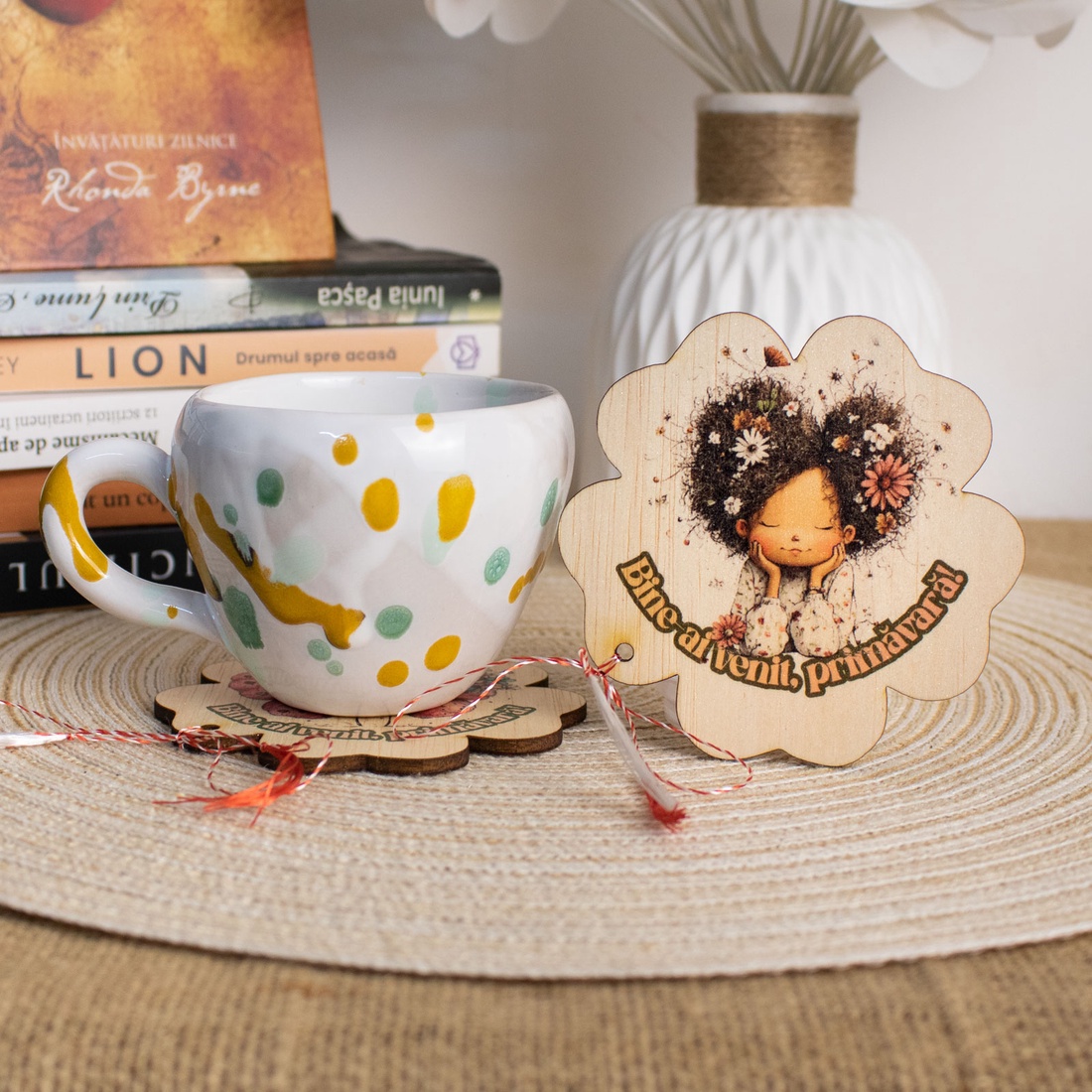 Suport de pahare din lemn, mărțișor � Fetiță cu flori - bijuterii - mărțișor - Artynos.ro