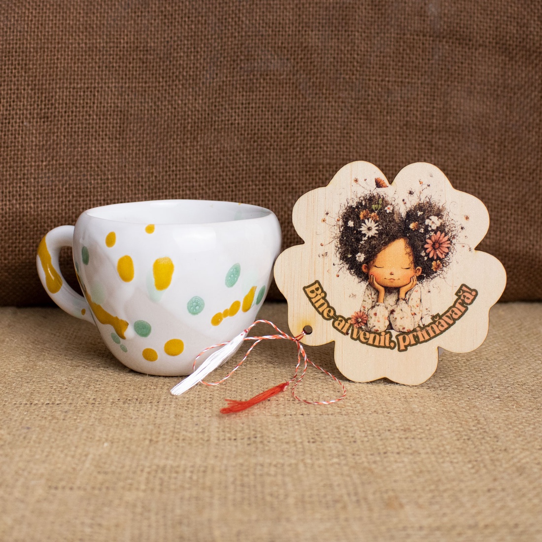 Suport de pahare din lemn, mărțișor � Fetiță cu flori - bijuterii - mărțișor - Artynos.ro