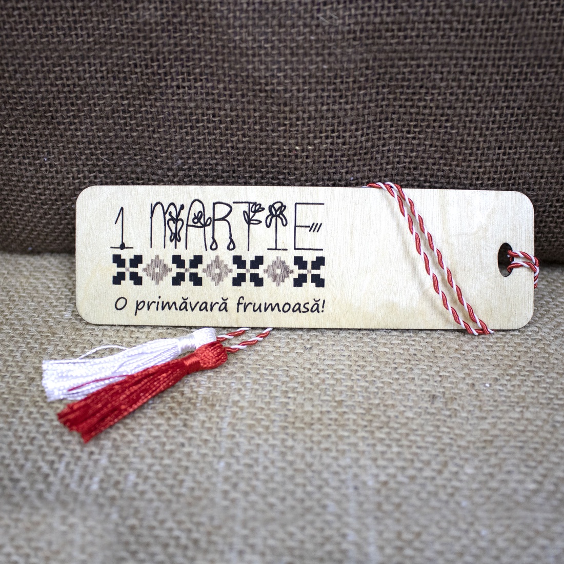 Martisor din lemn, semn de carte gravat cu motive tradionale romanesti - bijuterii - mărțișor - Artynos.ro