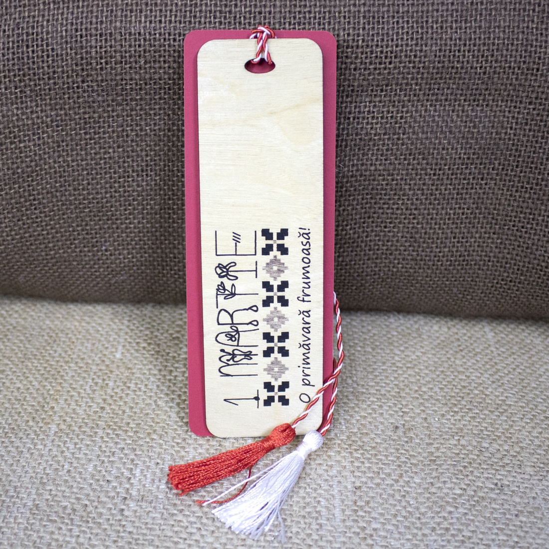 Martisor din lemn, semn de carte gravat cu motive tradionale romanesti - bijuterii - mărțișor - Artynos.ro