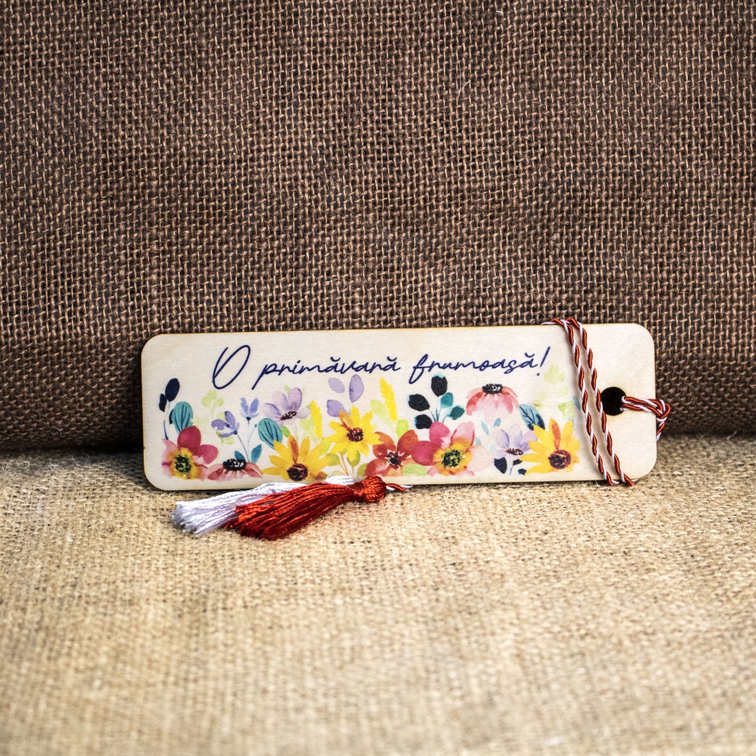 Martisor din lemn, semn de carte, personalizat, Flori de primavara - bijuterii - mărțișor - Artynos.ro