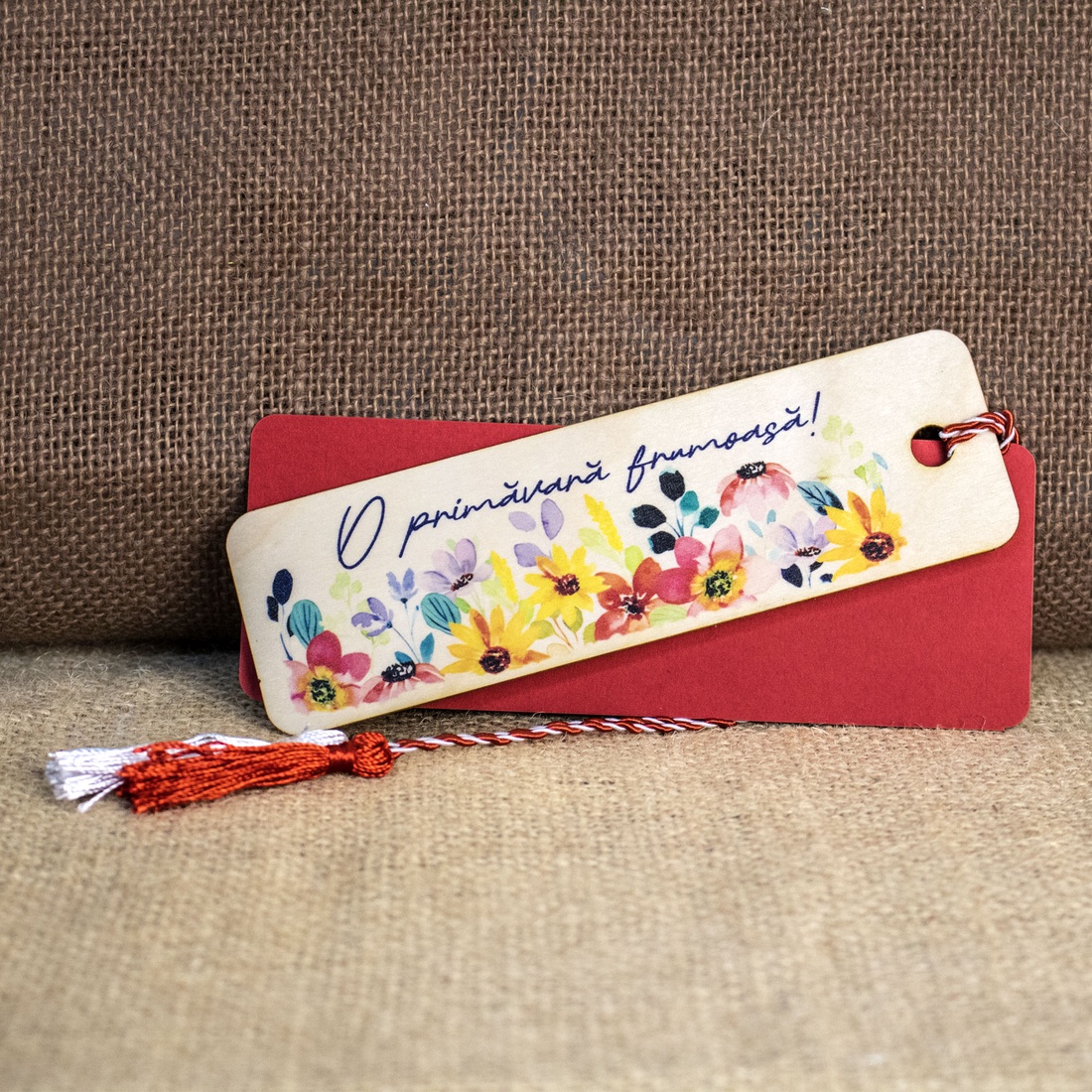 Martisor din lemn, semn de carte, personalizat, Flori de primavara - bijuterii - mărțișor - Artynos.ro