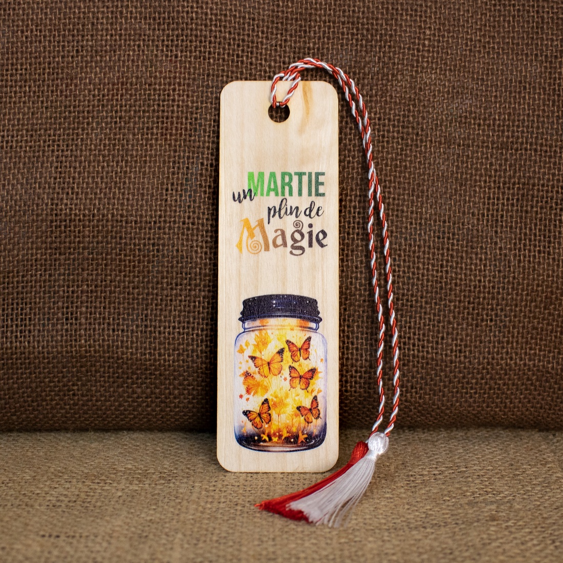 Martisor din lemn, semn de carte, personalizat Martie cu MAGIE - bijuterii - mărțișor - Artynos.ro