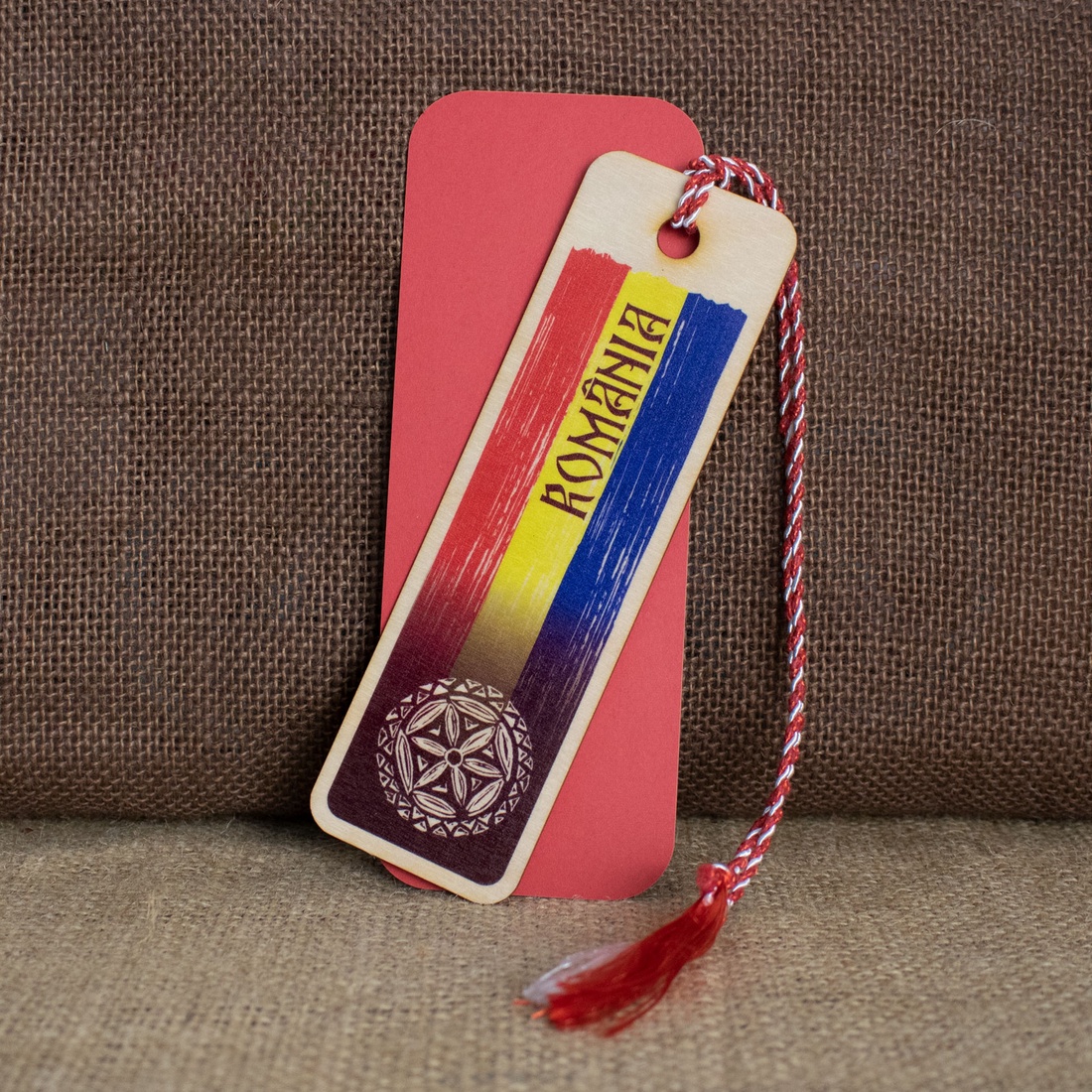 Martisor din lemn, semn de carte, personalizat Visit Romania - bijuterii - mărțișor - Artynos.ro