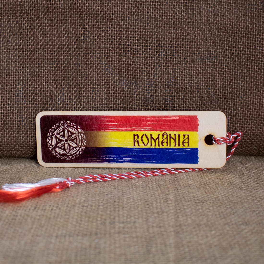 Martisor din lemn, semn de carte, personalizat Visit Romania - bijuterii - mărțișor - Artynos.ro