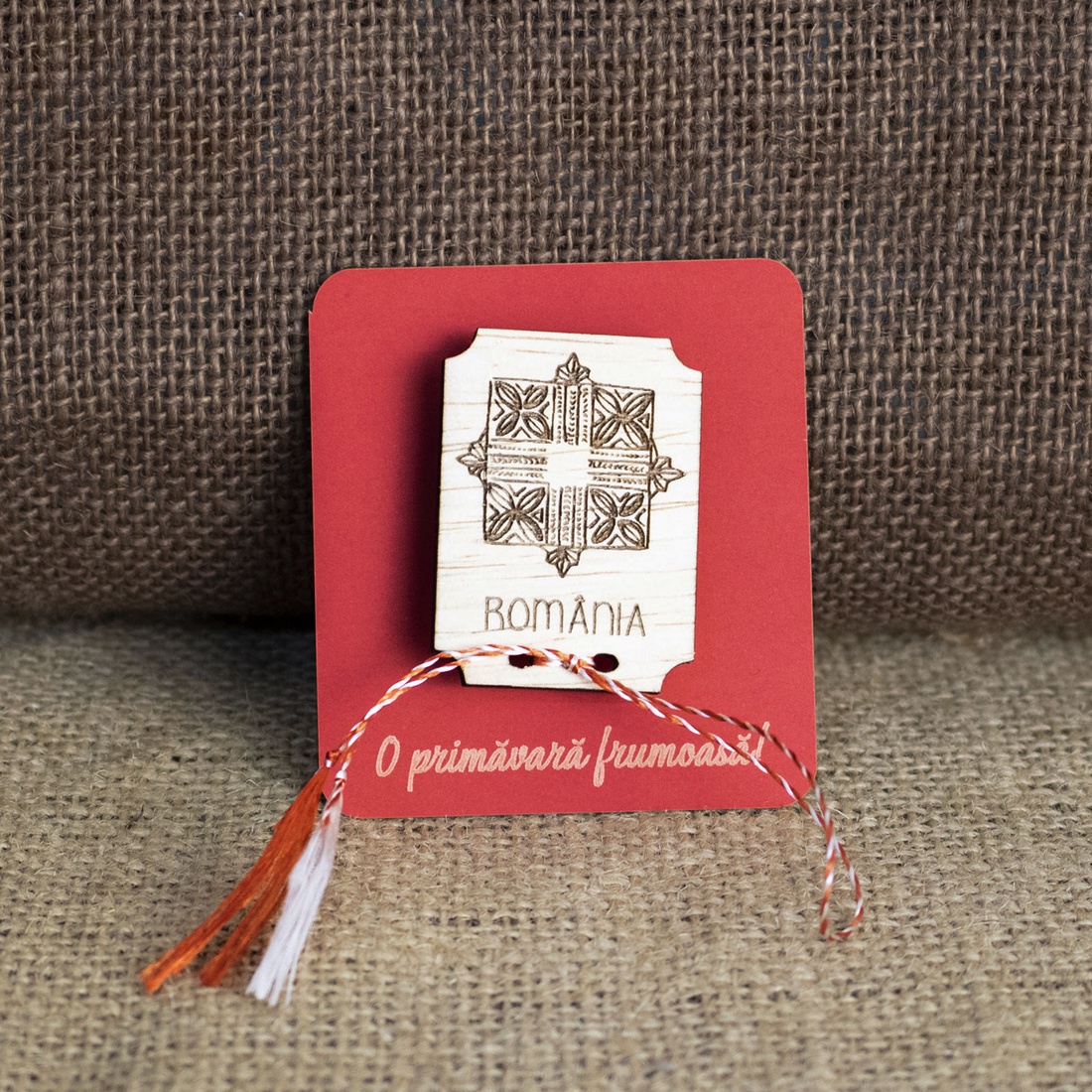 Martisor din lemn, gravat cu motive traditionale romanesti - bijuterii - mărțișor - Artynos.ro