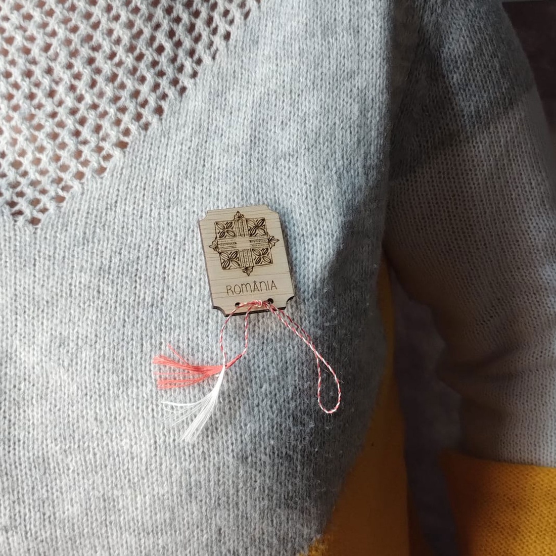 Martisor din lemn, gravat cu motive traditionale romanesti - bijuterii - mărțișor - Artynos.ro