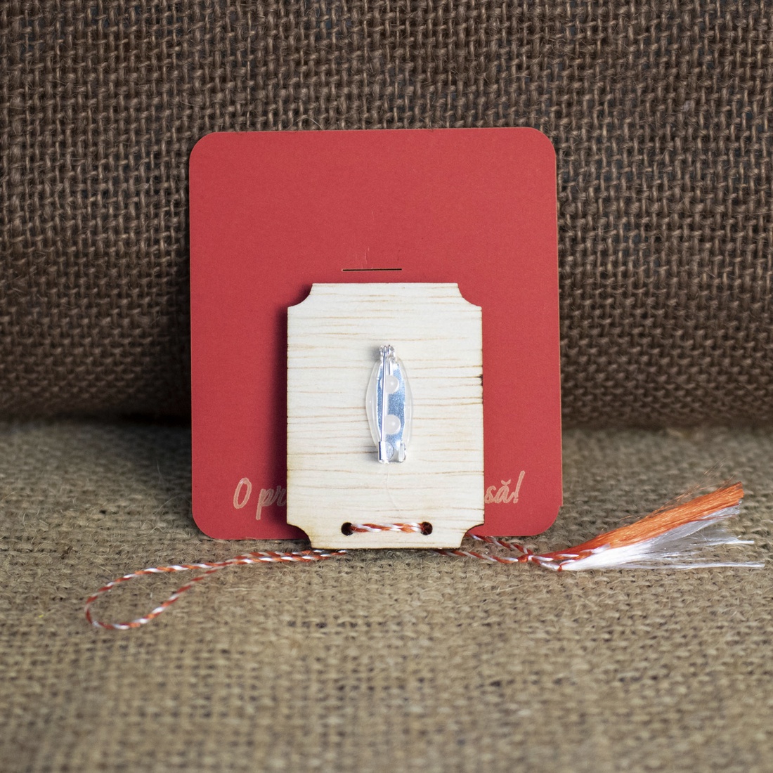 Martisor din lemn, gravat, cu inspiratie din folclorul romanesc - bijuterii - mărțișor - Artynos.ro