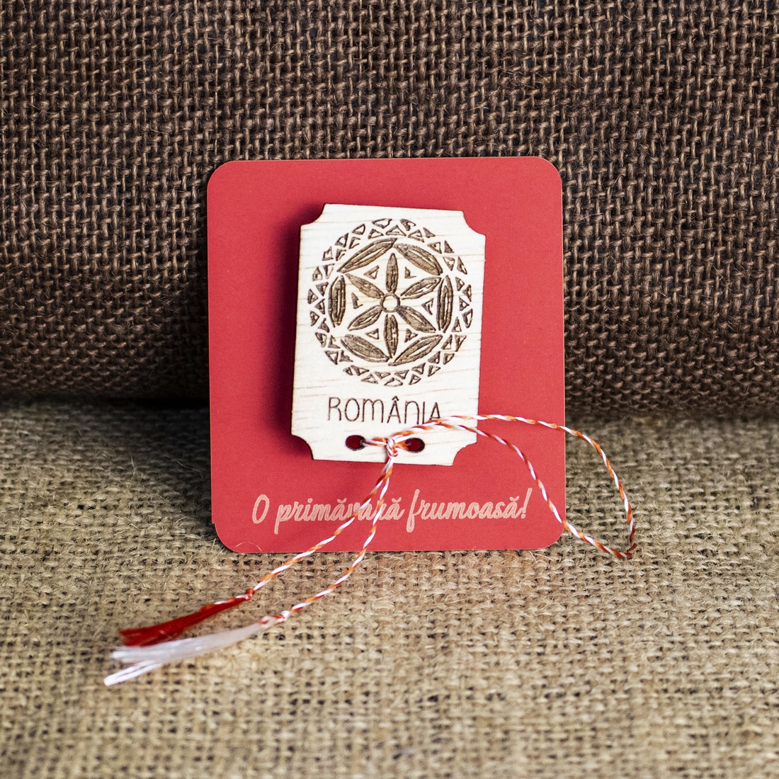 Martisor din lemn, gravat, cu inspiratie din folclorul romanesc - bijuterii - mărțișor - Artynos.ro