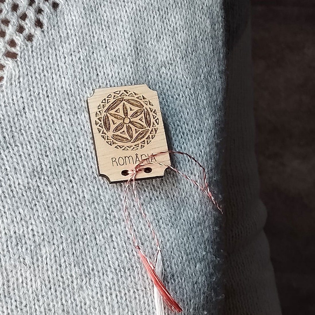 Martisor din lemn, gravat, cu inspiratie din folclorul romanesc - bijuterii - mărțișor - Artynos.ro