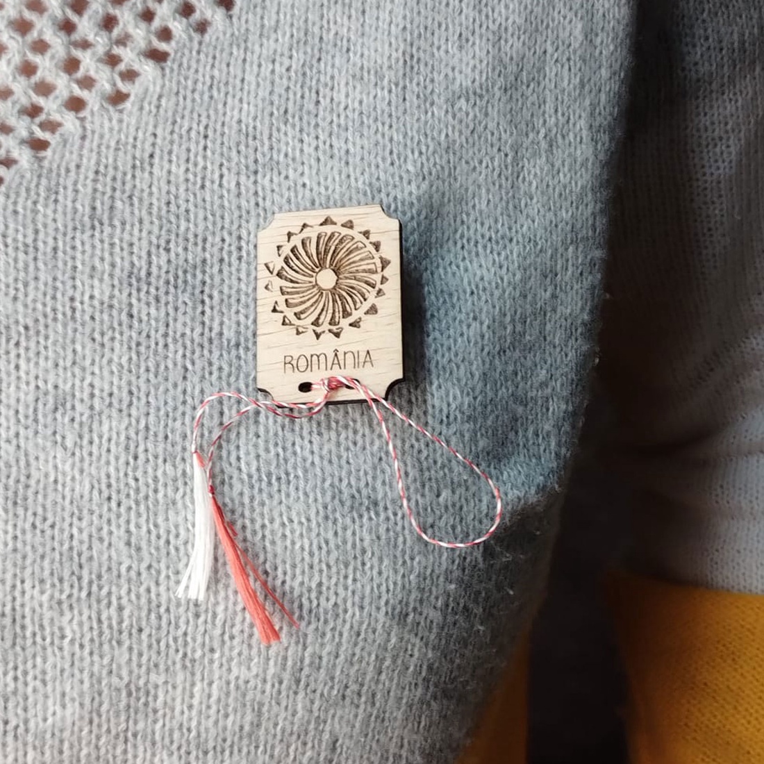 Martisor din lemn, gravat, cu inspiratie din folclorul romanesc - bijuterii - mărțișor - Artynos.ro