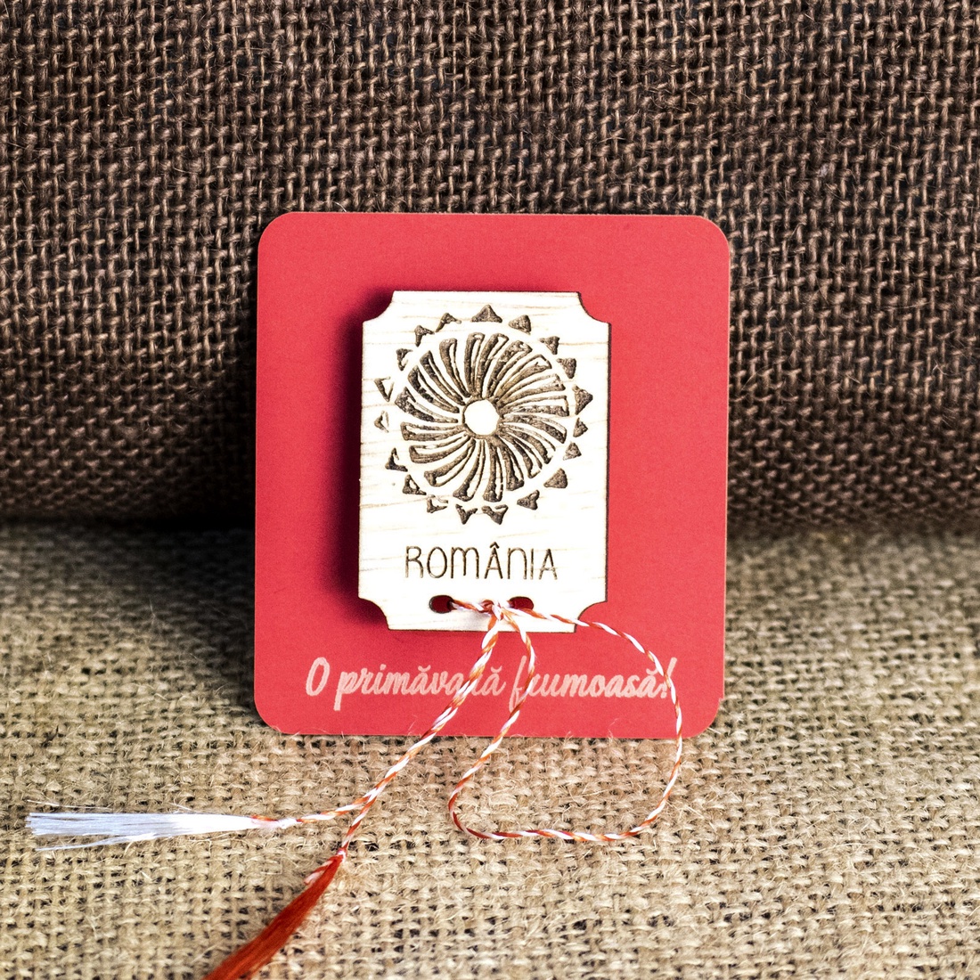 Martisor din lemn, gravat, cu inspiratie din folclorul romanesc - bijuterii - mărțișor - Artynos.ro