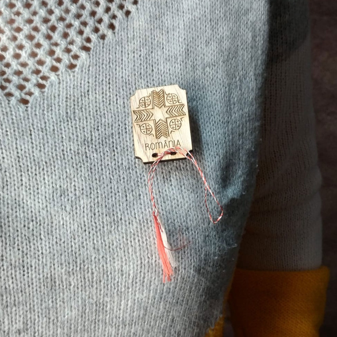 Martisor din lemn, gravat, cu inspiratie din folclorul romanesc - bijuterii - mărțișor - Artynos.ro