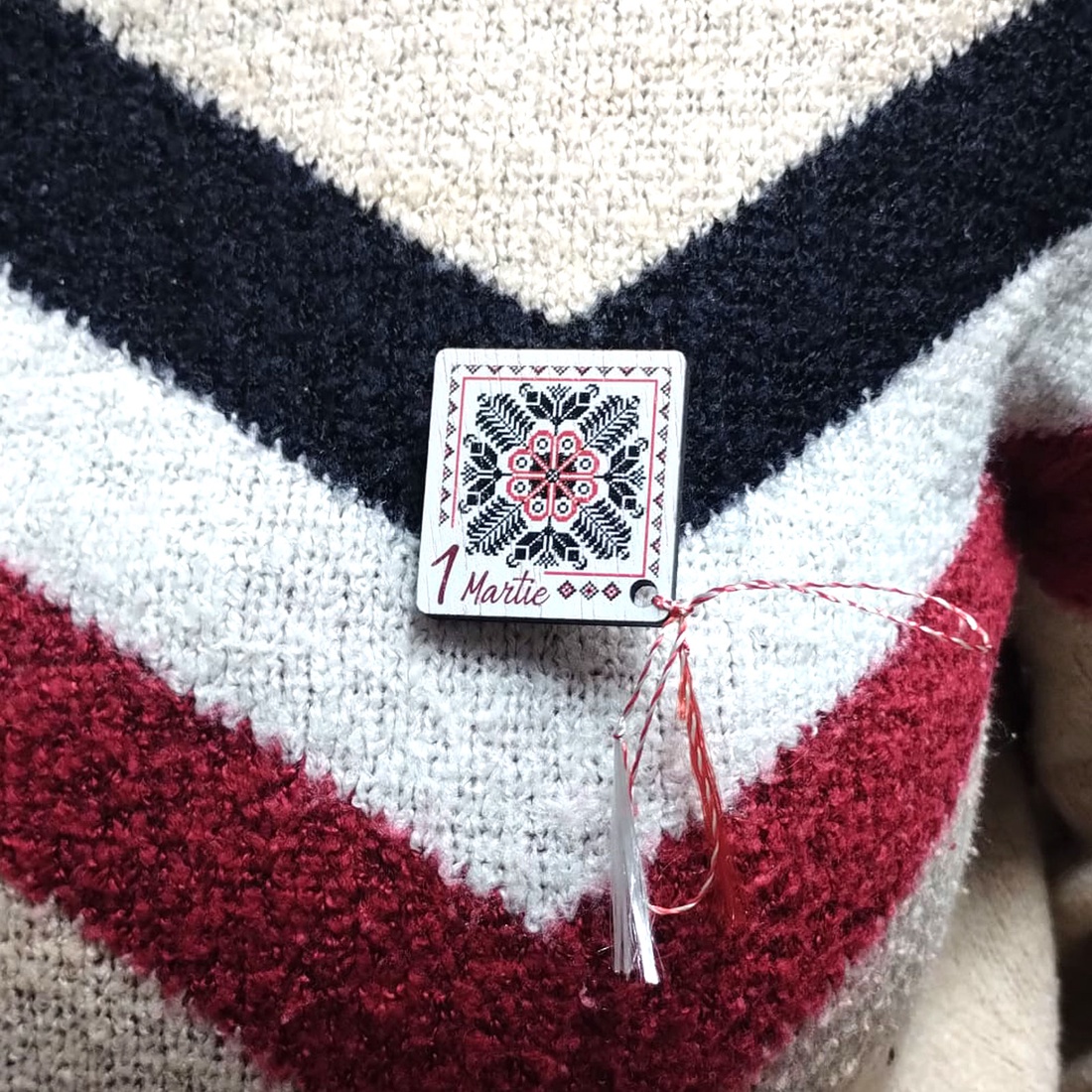 Martisor din lemn, cu motive traditionale romanesti - bijuterii - mărțișor - Artynos.ro