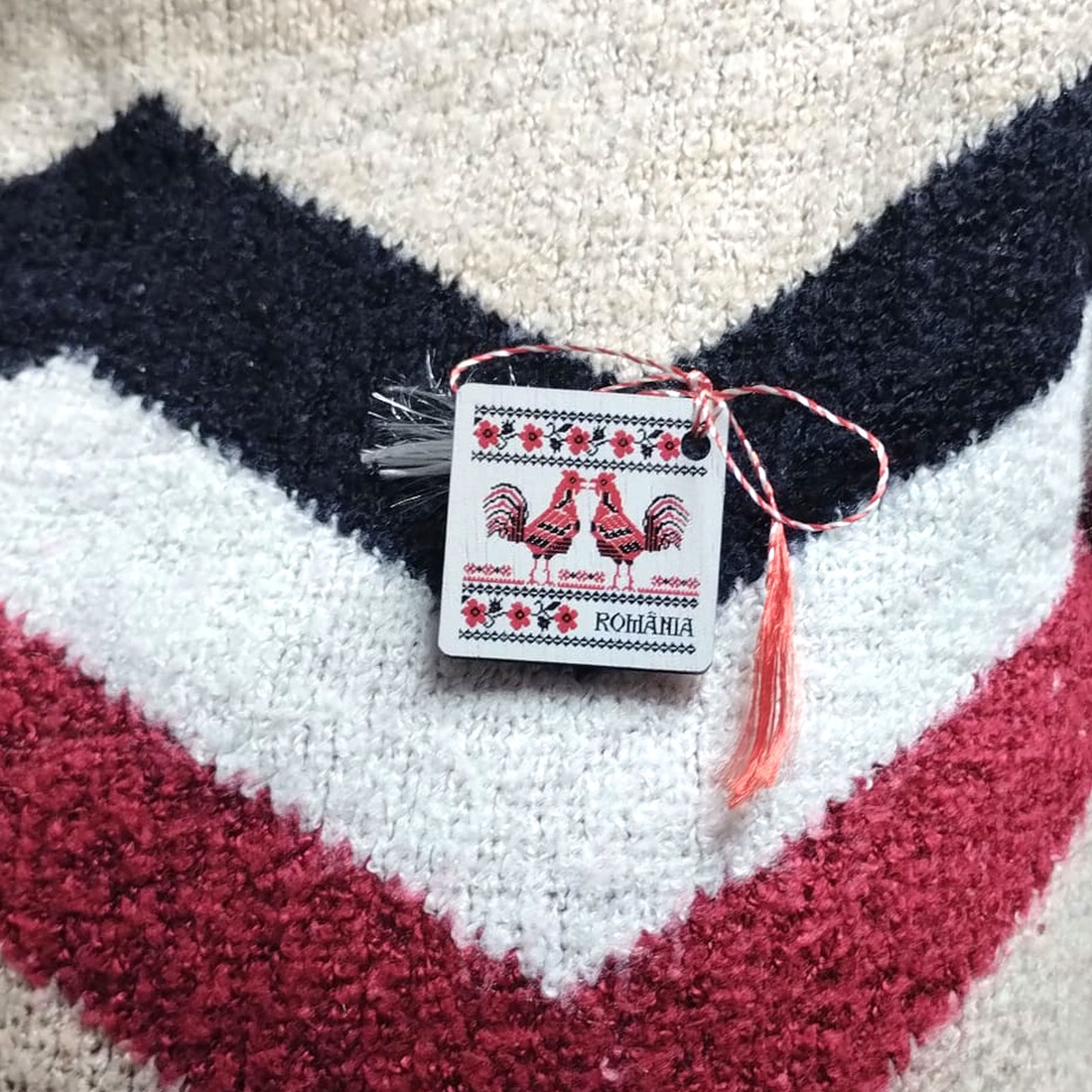 Martisor din lemn, cu motive traditionale romanesti - bijuterii - mărțișor - Artynos.ro