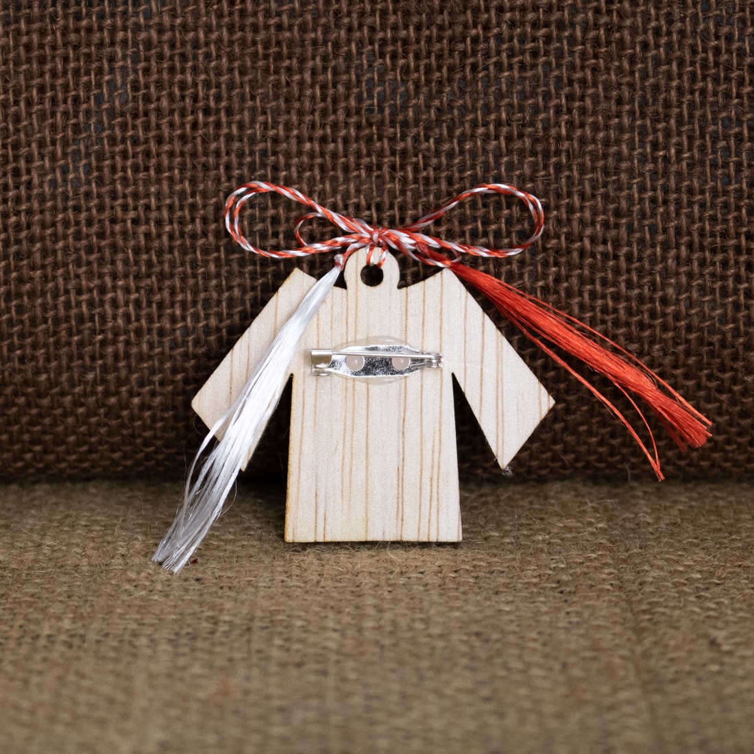 Martisor Urban tip brosa, din lemn, personalizat, IE Romaneasca - bijuterii - mărțișor - Artynos.ro