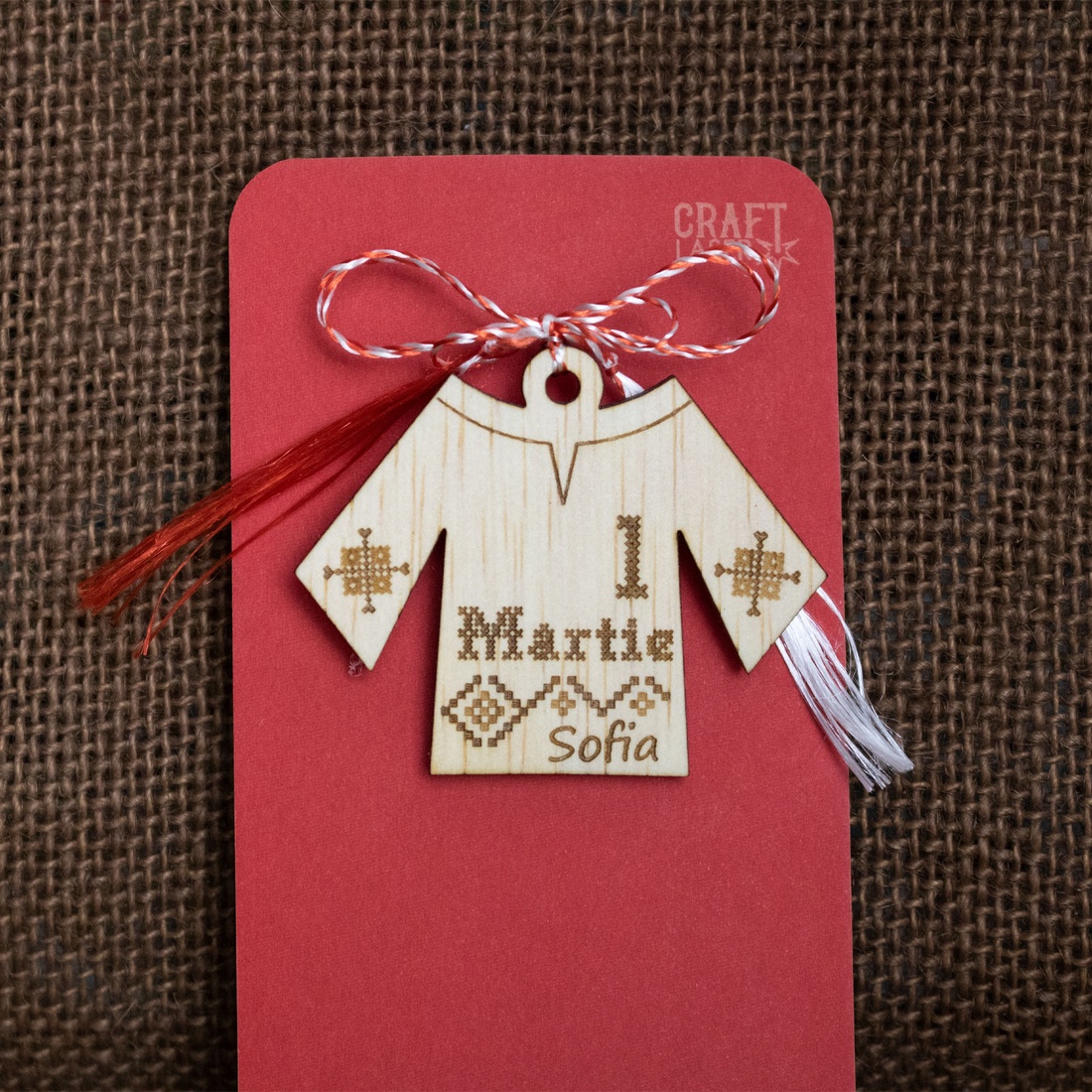 Martisor Urban tip brosa, din lemn, personalizat, IE Romaneasca - bijuterii - mărțișor - Artynos.ro