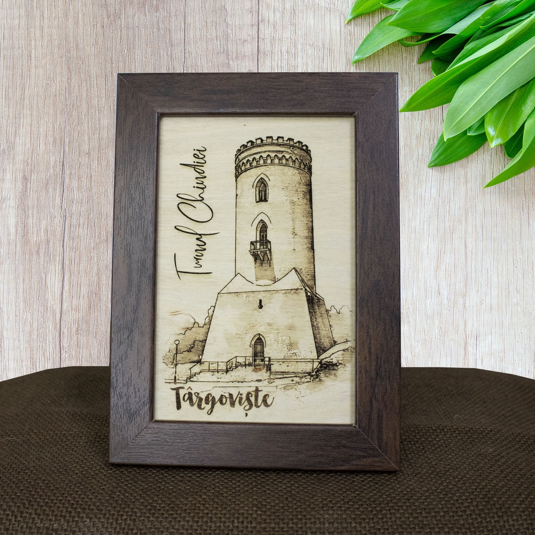 Tablou suvenir din lemn, gravat, Turnul Chindiei, Targoviste, dimensiune 10 x15 cm, rama inclusa - casă & stil de viață - decorațiuni de casă - picturi murale - artă de perete din lemn - Artynos.ro