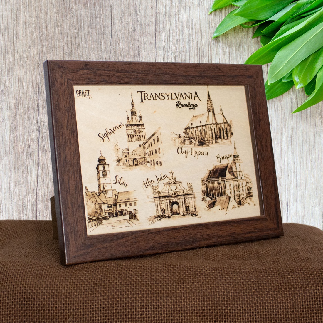 Tablou suvenir din lemn, gravat, Visit Transylvania, dimensiune 13/18, rama inclusa - casă & stil de viață - decorațiuni de casă - picturi murale - artă de perete din lemn - Artynos.ro