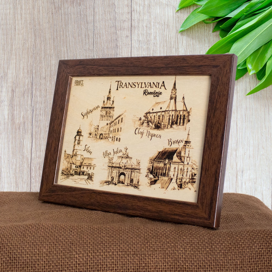 Tablou suvenir din lemn, gravat, Visit Transylvania, dimensiune 13/18, rama inclusa - casă & stil de viață - decorațiuni de casă - picturi murale - artă de perete din lemn - Artynos.ro