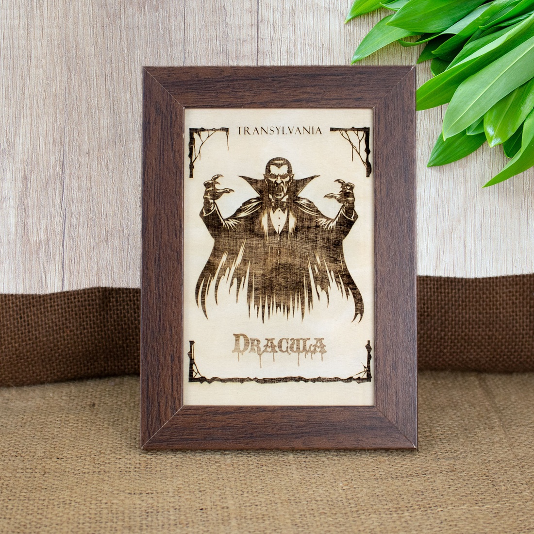 Tablou suvenir din lemn, gravat, Mitul Dracula, dimensiune 10/15, rama inclusa - casă & stil de viață - decorațiuni de casă - picturi murale - artă de perete din lemn - Artynos.ro