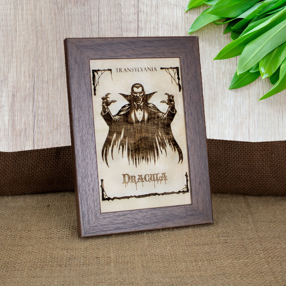 Tablou suvenir din lemn, gravat, Mitul Dracula, dimensiune 10/15, rama inclusa - casă & stil de viață - decorațiuni de casă - picturi murale - artă de perete din lemn - Artynos.ro