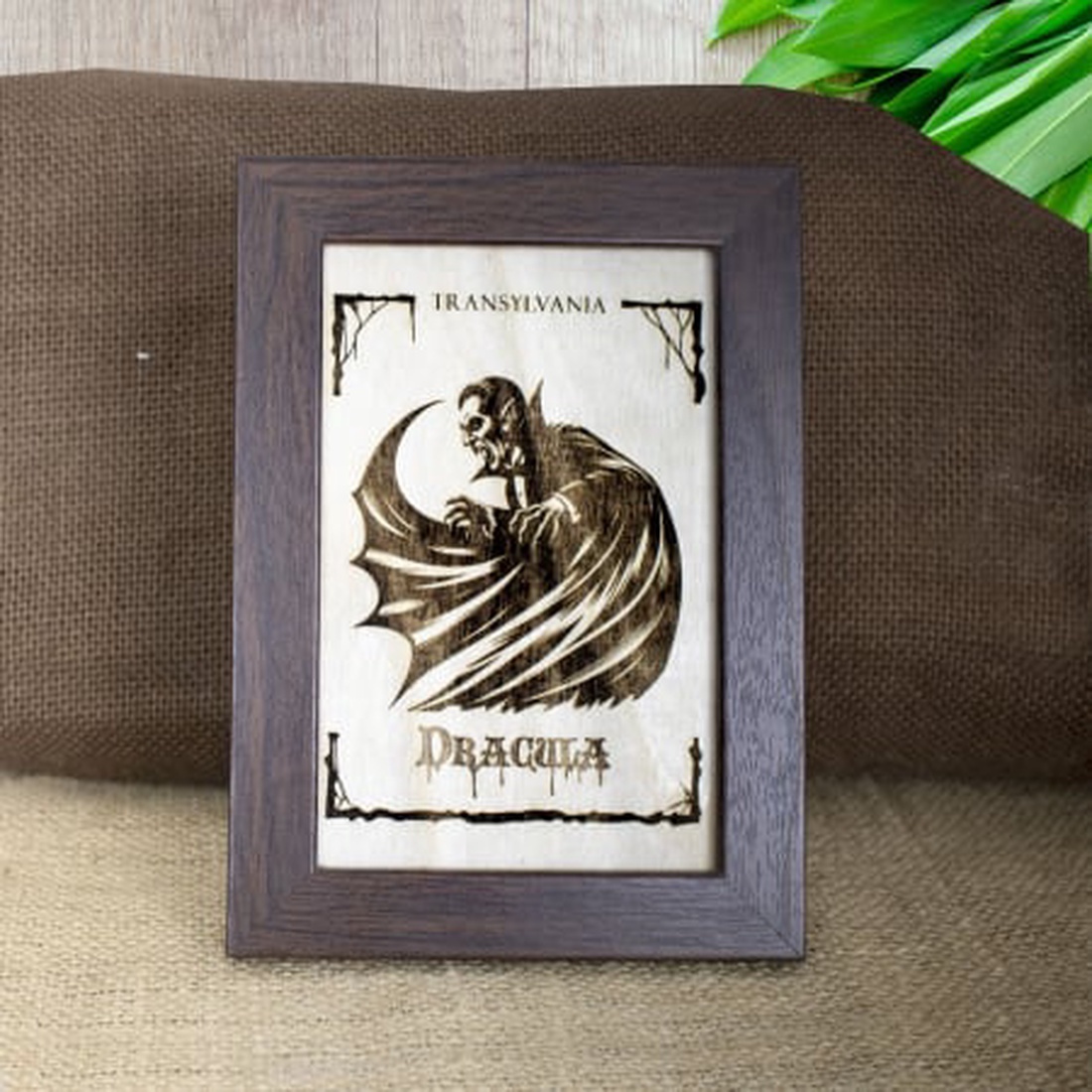 Tablou suvenir din lemn, gravat, Mitul Dracula, dimensiune 10/15, rama inclusa - casă & stil de viață - decorațiuni de casă - picturi murale - artă de perete din lemn - Artynos.ro