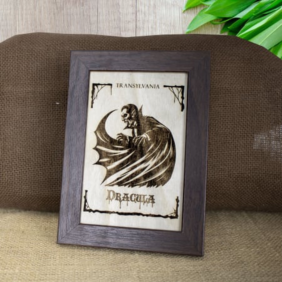 Tablou suvenir din lemn, gravat, Mitul Dracula, dimensiune 10/15, rama inclusa - casă & stil de viață - decorațiuni de casă - picturi murale - artă de perete din lemn - Artynos.ro