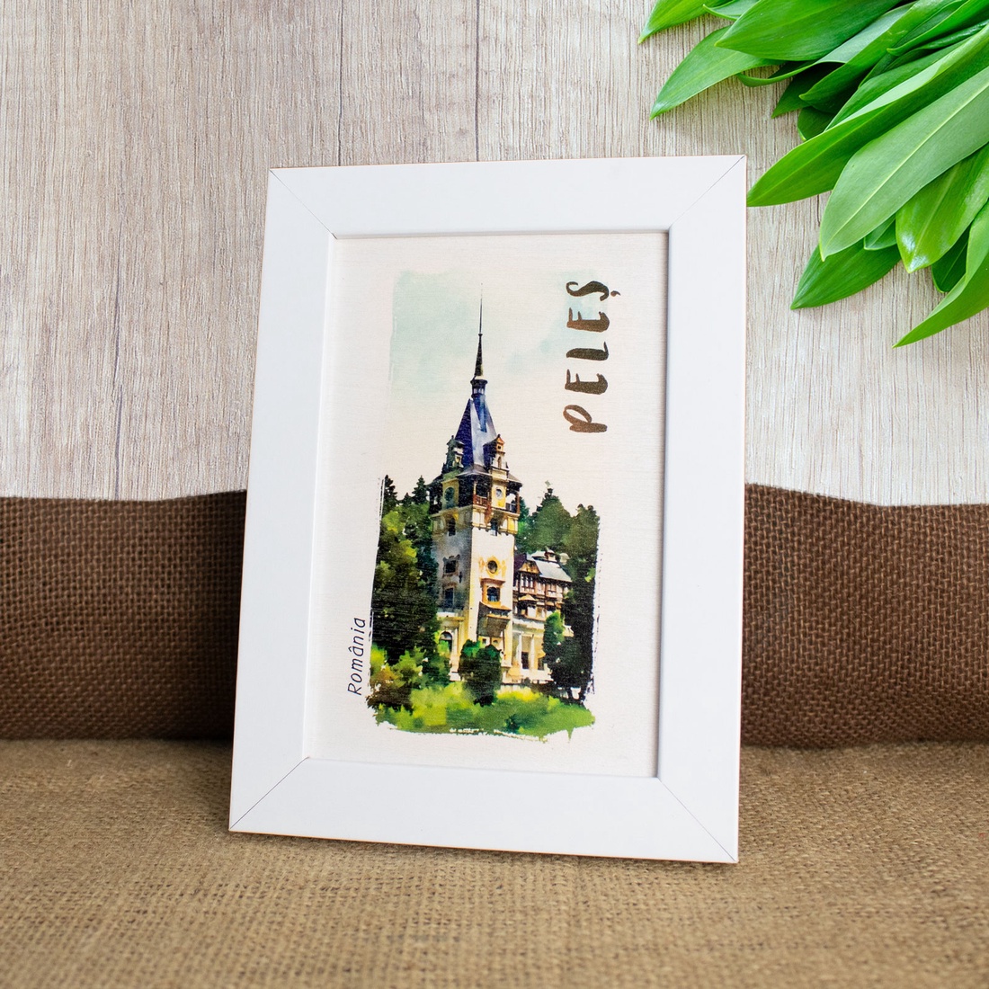 Tablou suvenir, din lemn, acuarela, Castelul Peles, dimensiune 10/15 cm, rama inclusa - casă & stil de viață - decorațiuni de casă - picturi murale - artă de perete din lemn - Artynos.ro