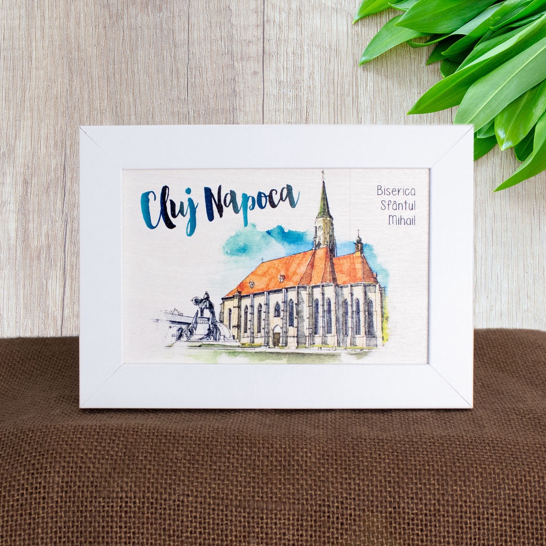 Tablou suvenir din lemn, acuarela, Biserica Sfantul Mihail, Cluj Napoca, dimensiune 10/15, rama inclusa - casă & stil de viață - decorațiuni de casă - picturi murale - artă de perete din lemn - Artynos.ro
