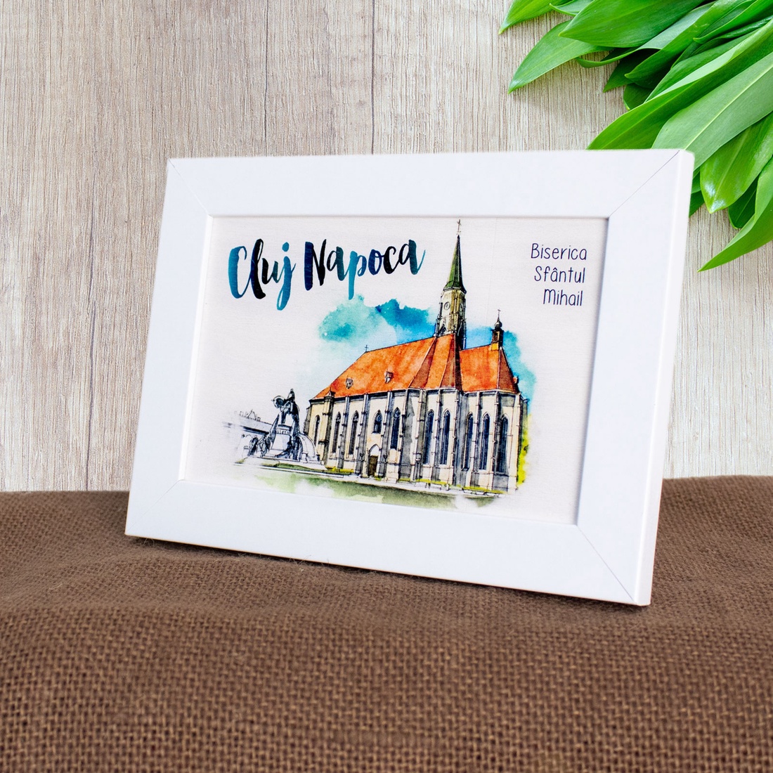 Tablou suvenir din lemn, acuarela, Biserica Sfantul Mihail, Cluj Napoca, dimensiune 10/15, rama inclusa - casă & stil de viață - decorațiuni de casă - picturi murale - artă de perete din lemn - Artynos.ro