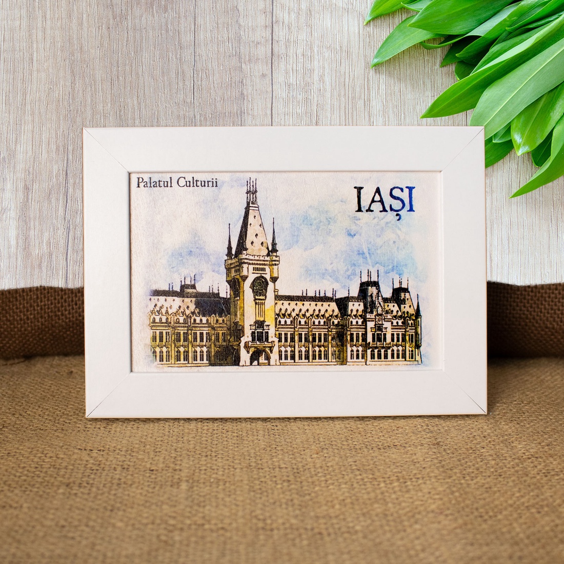 Tablou suvenir, din lemn, acuarela, Palatul Culturii din Iasi, dimensiune 10/15 cm, rama inclusa - casă & stil de viață - decorațiuni de casă - picturi murale - artă de perete din lemn - Artynos.ro