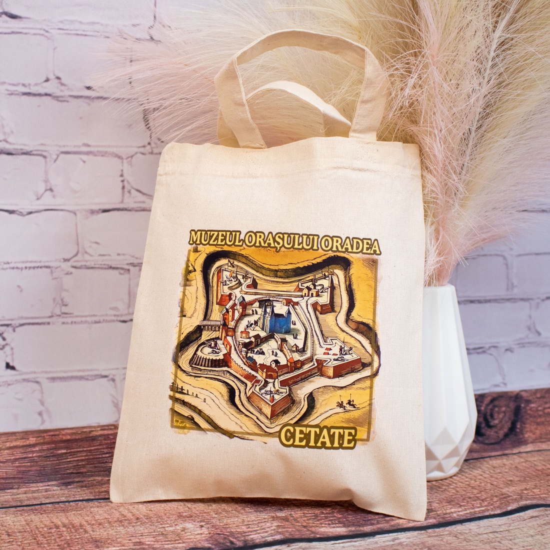 Sacosa din bumbac, suvenir, Muzeul Orasului Oradea, Cetatea Oradea, dimensiune 22 x 26 cm - genți și portofele - geantă pentru cumpărături - totebaguri - Artynos.ro